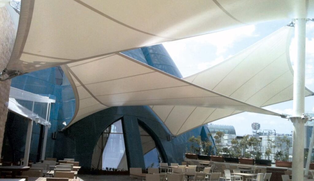 Terrasse moderne avec auvents élégants.