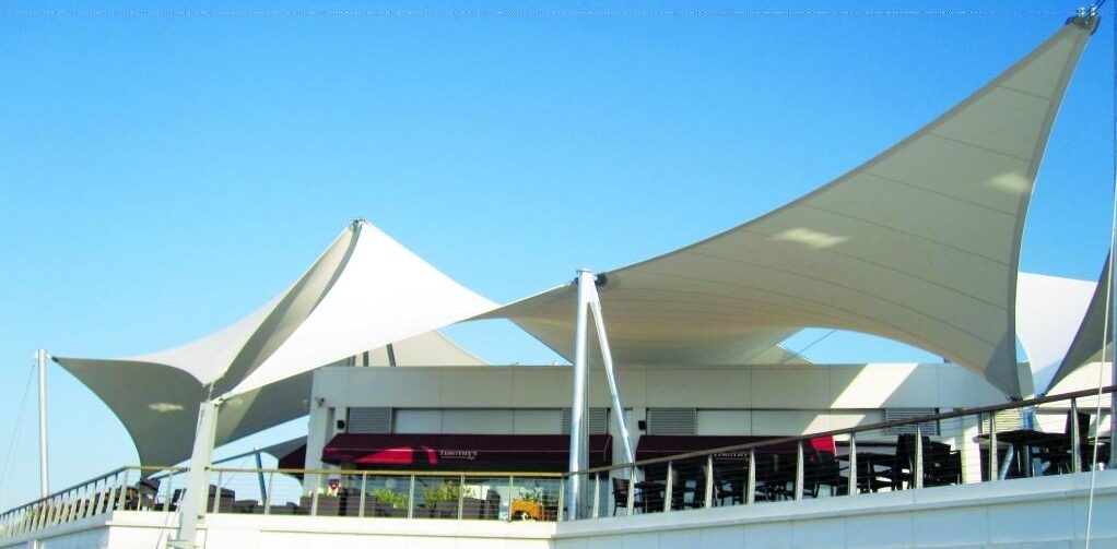 Toit en tissu au-dessus d'un restaurant