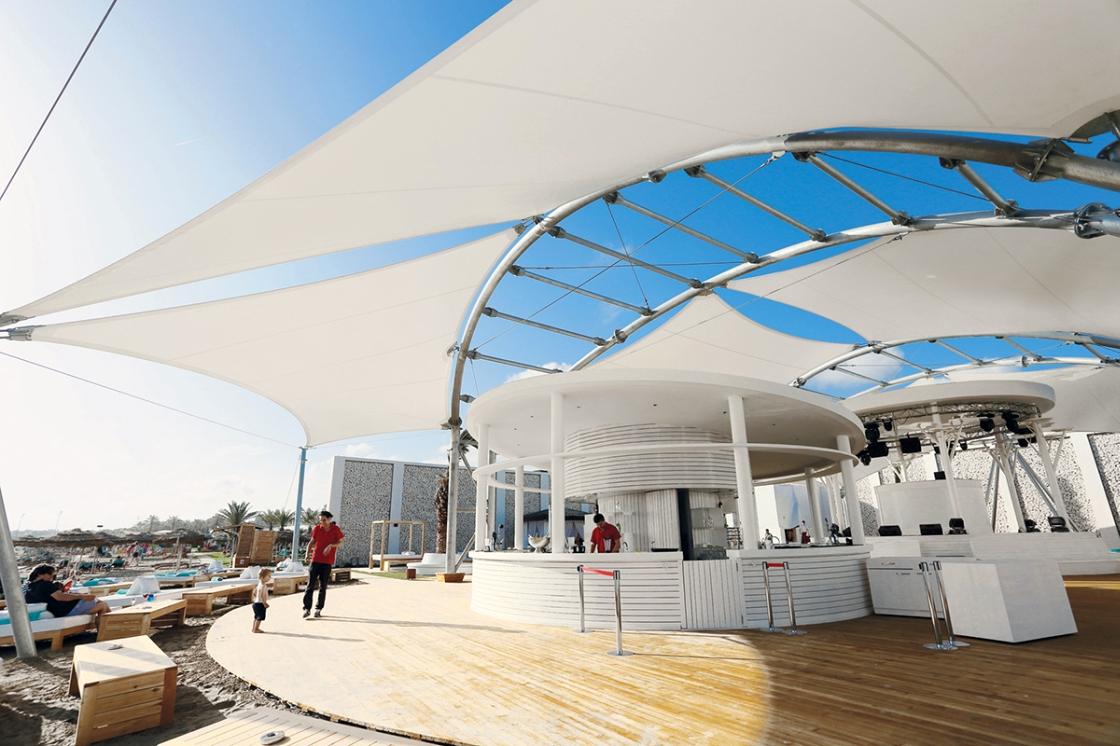 Protection solaire restaurant sur la plage