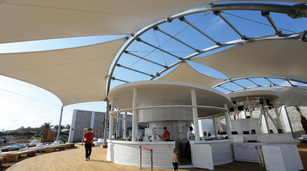 Espace extérieur avec bar moderne.