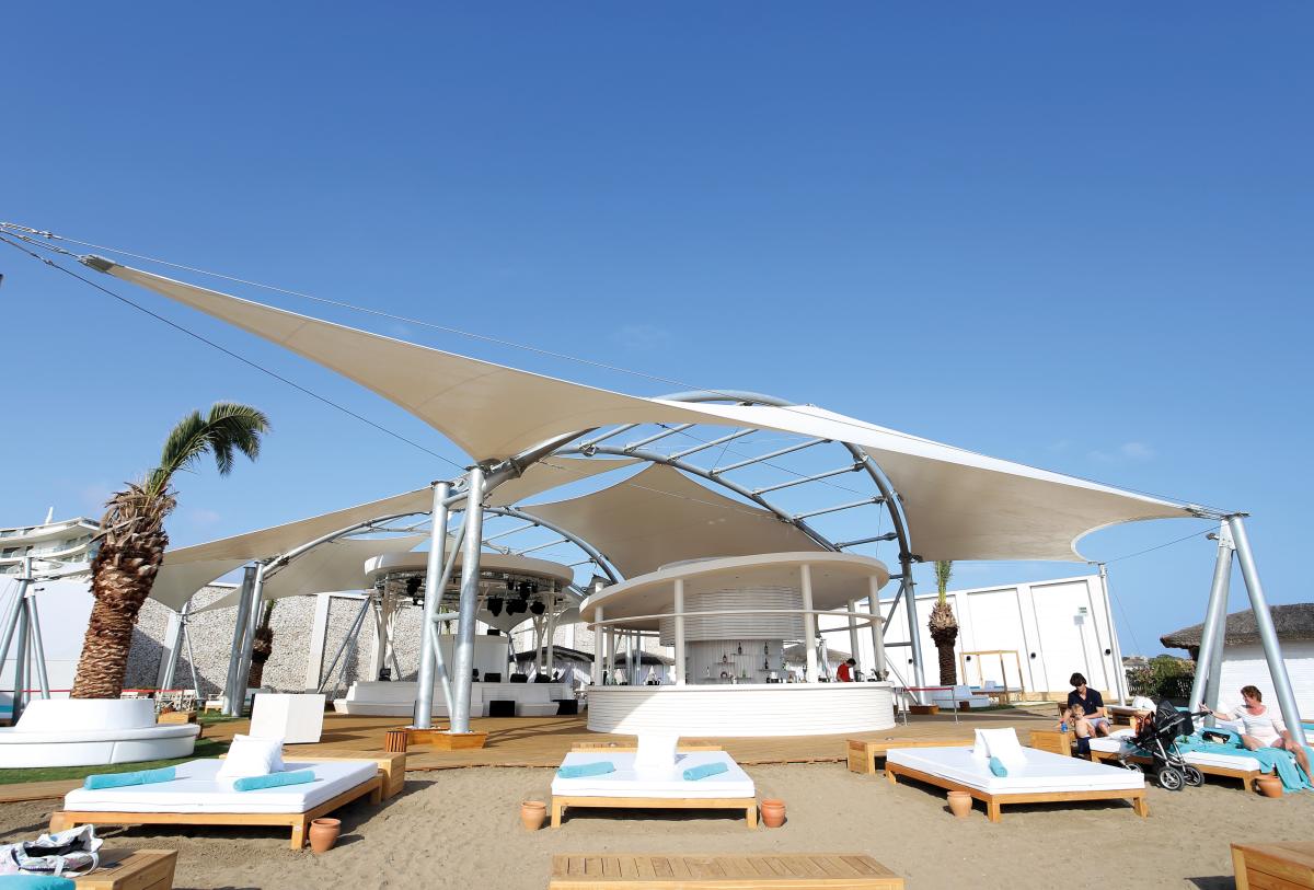 Structure textile et voiles d’ombrage pour espace lounge en bord de mer