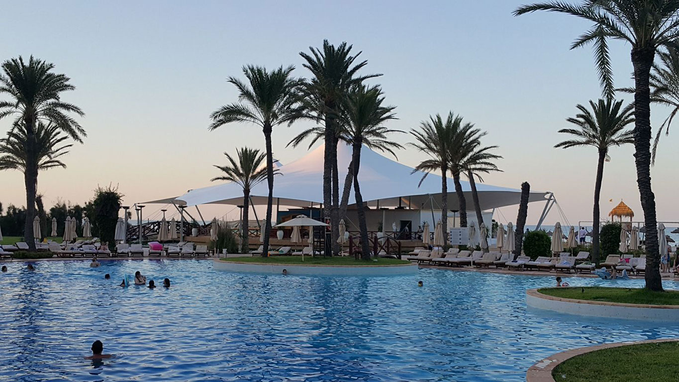 Aménagement de terrasse pour restaurant en bord de mer.