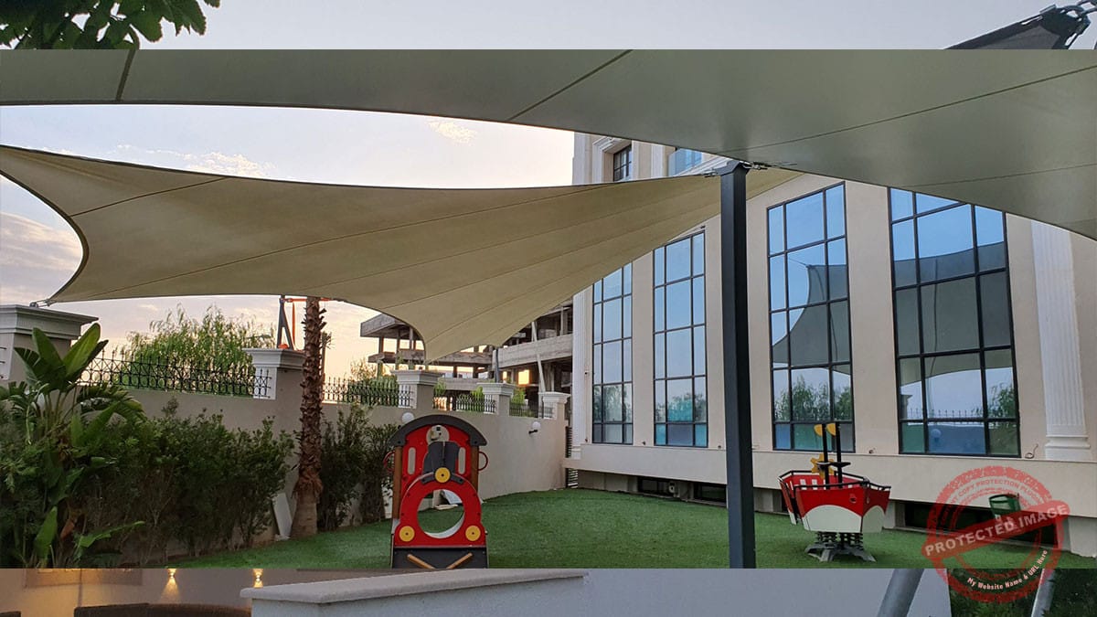 Sonnenschutz für Kinder in Schulhof