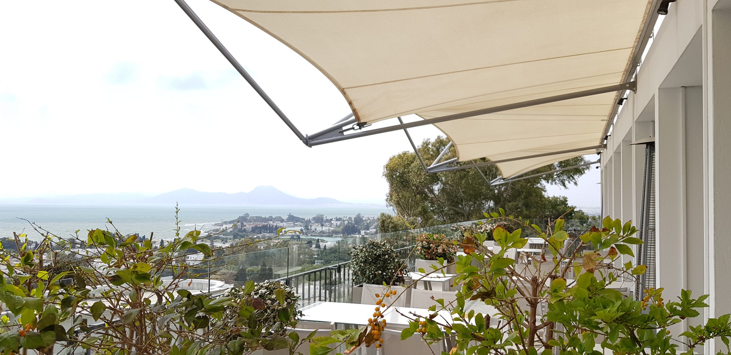 Voile d’ombrage pour la terrasse du restaurant.